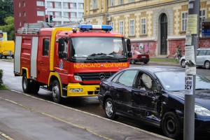 Saobraćajka na raskrsnici: Vatrogasno vozilo u intervenciji i putničko vozilo