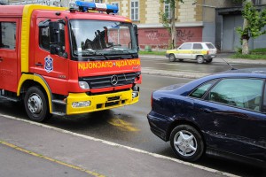 Saobraćajka na raskrsnici: Vatrogasno vozilo u intervenciji i putničko vozilo