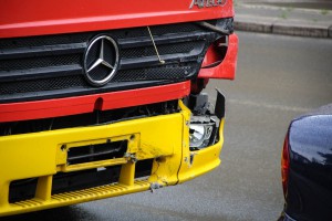 Saobraćajka na raskrsnici: Vatrogasno vozilo u intervenciji i putničko vozilo