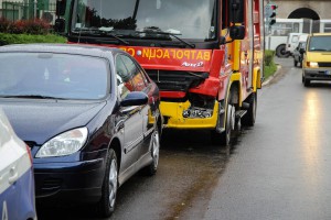 Saobraćajka na raskrsnici: Vatrogasno vozilo u intervenciji i putničko vozilo