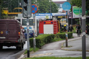 Saobraćajka na raskrsnici: Vatrogasno vozilo u intervenciji i putničko vozilo