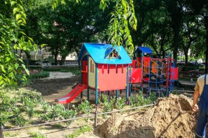 Radovi na izgradnji dečjeg igrališta kod Franjevačke crkve