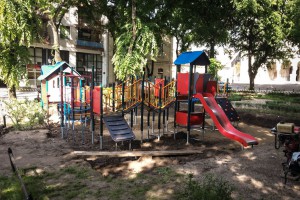 Radovi na izgradnji dečjeg igrališta kod Franjevačke crkve