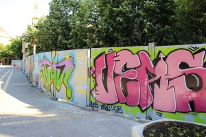 Oslikavanje ograde gradilišta Narodnog pozorišta (posle prvog dana)