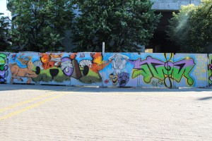 Oslikavanje ograde gradilišta Narodnog pozorišta (posle prvog dana)