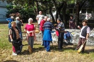 Korisnici Gerontološkog kluba "Kertvaroš" uređivali okolinu