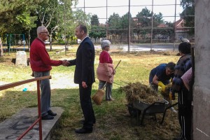 Korisnici Gerontološkog kluba "Kertvaroš" uređivali okolinu