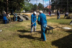 Korisnici Gerontološkog kluba "Kertvaroš" uređivali okolinu
