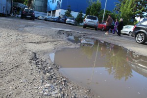 Udarne rupe na parkingu ispred Hale sportova