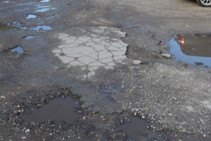 Udarne rupe na parkingu ispred Hale sportova