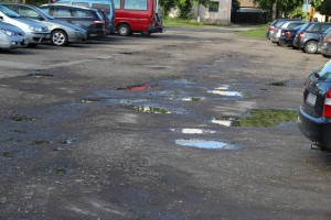 Udarne rupe na parkingu ispred Hale sportova