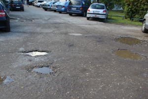 Udarne rupe na parkingu ispred Hale sportova