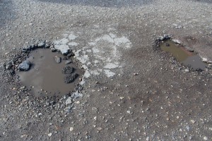 Udarne rupe na parkingu ispred Hale sportova