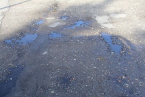 Udarne rupe na parkingu ispred Hale sportova