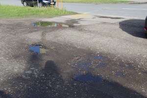 Udarne rupe na parkingu ispred Hale sportova