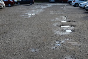 Udarne rupe na parkingu ispred Hale sportova