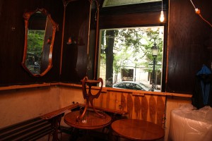 Iseljavanje enterijera subotičkog kafea "Papillon"