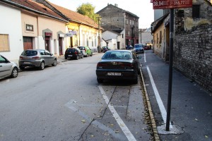 Kombinovani parking i pešačka staza u ulici Vuka Karadžića
