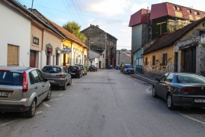 Kombinovani parking i pešačka staza u ulici Vuka Karadžića