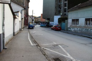 Kombinovani parking i pešačka staza u ulici Vuka Karadžića