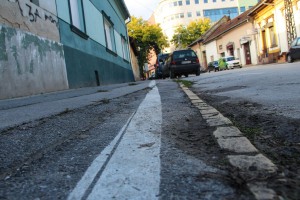 Kombinovani parking i pešačka staza u ulici Vuka Karadžića