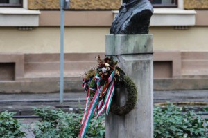 Radovi na izgradnji novog spomenika Deže Kostolanjiju