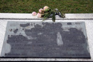 Polaganje venaca na spomenik "Balada vešanih"