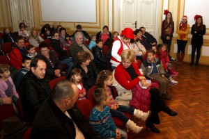 Rotaract akcija podele novogodišnjih paketića deci