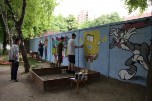 Oslikavanje dela zida u dvorištu PU "Naša radost"