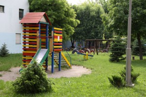 Oslikavanje dela zida u dvorištu PU "Naša radost"