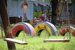 Oslikavanje dela zida u dvorištu PU "Naša radost"