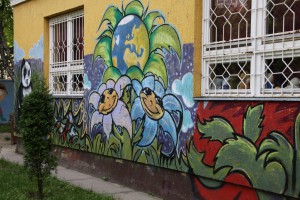 Oslikavanje dela zida u dvorištu PU "Naša radost"