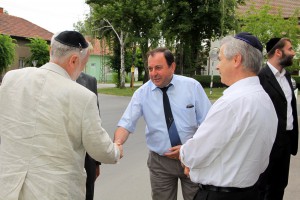 Polaganje venaca na spomenik stradalim Jevrejima