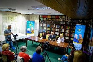 Druženje učenika Politihničke škole sa stanarima Gerontološkog centra