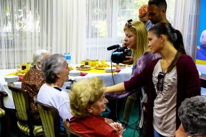 Druženje učenika Politihničke škole sa stanarima Gerontološkog centra