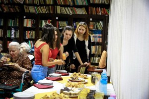 Druženje učenika Politihničke škole sa stanarima Gerontološkog centra