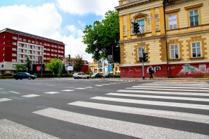 Signalizaciono obeležavanje raskrsnice savremenom tehnologijom - hladnom plastikom