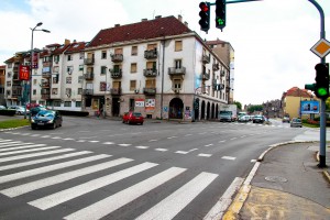 Signalizaciono obeležavanje raskrsnice savremenom tehnologijom - hladnom plastikom