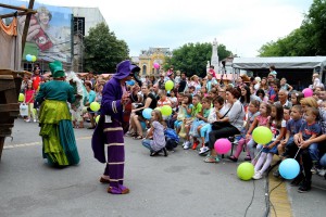 Dan grada 2014: Izvođenje predstave Dečjeg pozorišta Branka Mihaljevića iz Osijeka