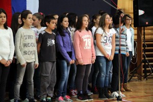 "Deci Kosmeta s osmehom, zajedno u školskim klupama"