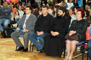 "Deci Kosmeta s osmehom, zajedno u školskim klupama"