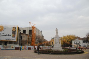 Montiranje građevinskog krana na gradilište Narodnog pozorišta