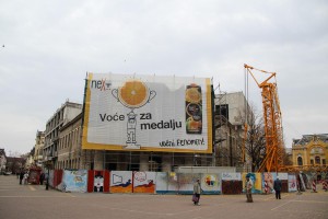 Montiranje građevinskog krana na gradilište Narodnog pozorišta