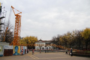 Montiranje građevinskog krana na gradilište Narodnog pozorišta
