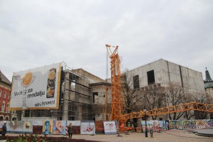 Montiranje građevinskog krana na gradilište Narodnog pozorišta