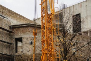 Montiranje građevinskog krana na gradilište Narodnog pozorišta