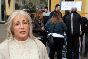 Potpisivanje peticije za ukidanje zakona kojim su smanjene plate i penzije