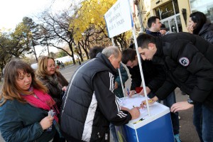 Potpisivanje peticije za ukidanje zakona kojim su smanjene plate i penzije
