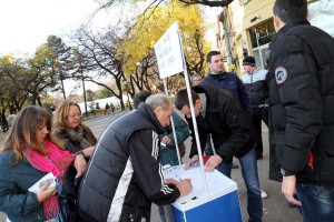Potpisivanje peticije za ukidanje zakona kojim su smanjene plate i penzije