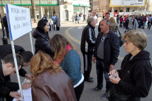 Potpisivanje peticije za ukidanje zakona kojim su smanjene plate i penzije